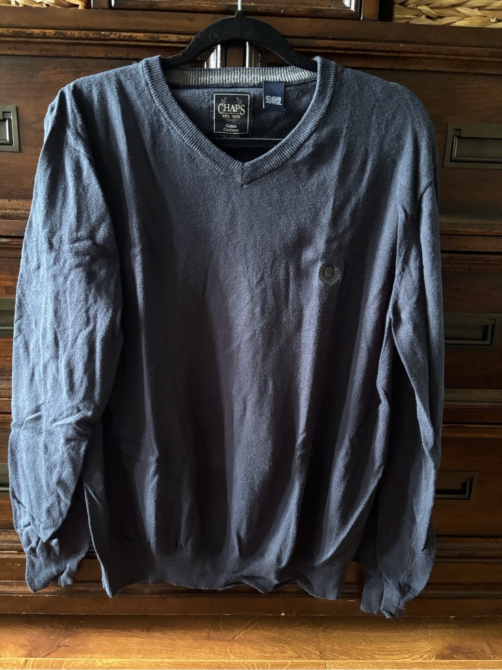 Chaps Men's V-Neck knit Sweater in Navy in size L